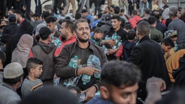 مواطنون في غزة يتزاحمون من أجل الحصول على زجاجات مياه