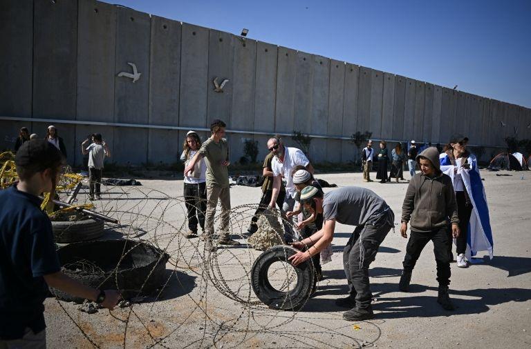 إسرائيليون يحاولون منع وصل المساعدات الإنسانية إلى قطاع غزة