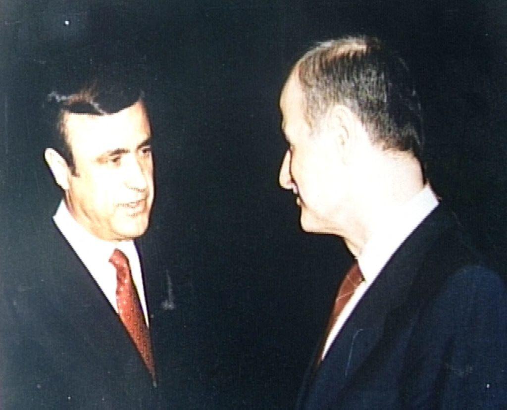 الرئيس السابق حافظ الأسد وشقيقه رفعت الأسد