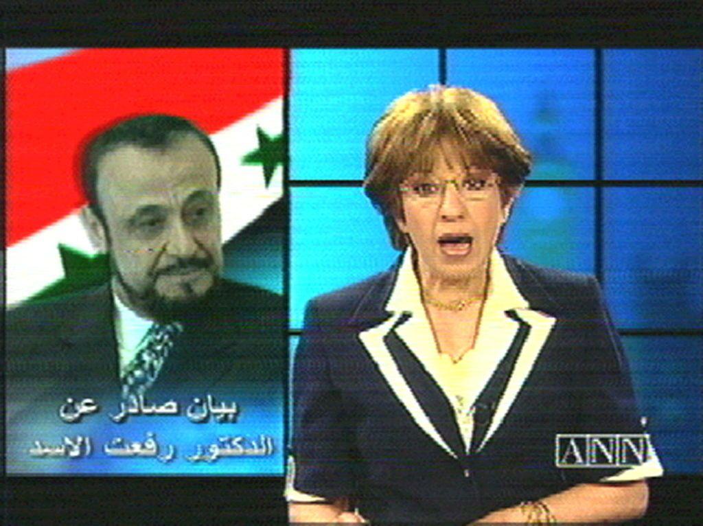 مذيعة تقرأ بياناً وجهه رفعت الأسد عقب وفاة شقيقه حافظ في يونيو/ حزيران 2000 على القناة التلفزيونية التابعة له.