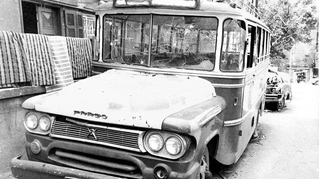 الباص الذي كان ينقل فلسطينيين وتعرض لإطلاق نار في عين الرمانة في بيروت 13 نيسان/أبريل 1965