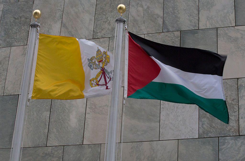 العلم الفلسطيني يرفرف بجانب علم الفاتيكان أمام الأمم المتحدة خلال الدورة السبعين للجمعية العامة للأمم المتحدة في نيويورك