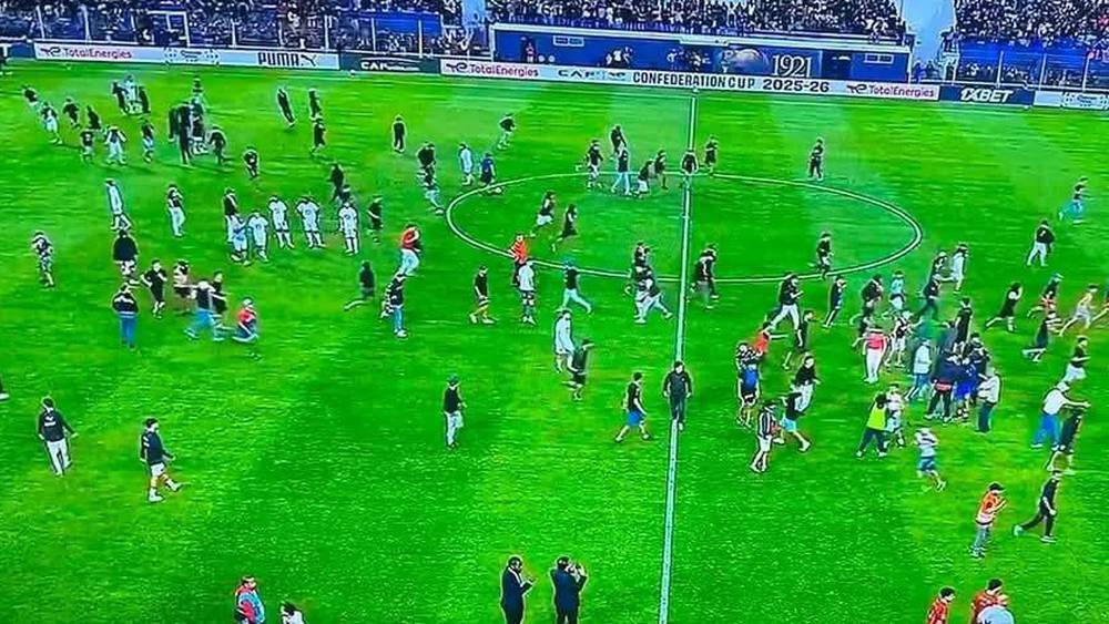 فوضى بملعب المسيرة تؤجل انطلاق مباراة أولمبيك آسفي ضد اتحاد العاصمة الجزائري